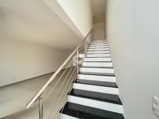 Hall de entrada com escadaria em um imóvel.