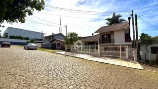 Vista da rua com calçamento de paralelepípedos em Lajeado.