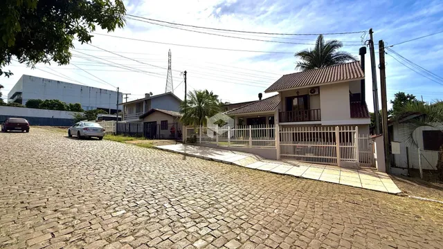 Vista da rua com calçamento de paralelepípedos em Lajeado.