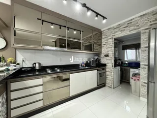 Foto de uma cozinha moderna com armários escuros e bancadas em um imóvel no Brasil.