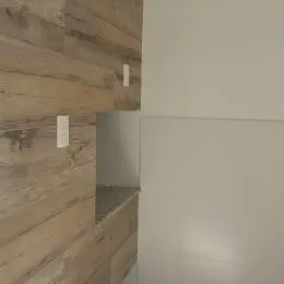 Detalhe de parede de madeira em um ambiente interno.