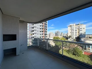 Vista panorâmica de um terraço com vista para edifícios.