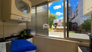 Cozinha com janela de vista para a paisagem externa.