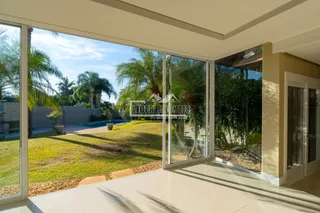 Sala de estar com vista para o jardim e área externa.