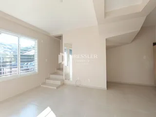 Sala de estar com grande janela em uma residência no Brasil.