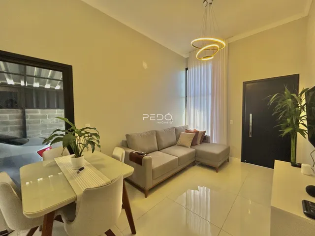 Sala de estar com sofá e mesa de jantar em um imóvel.