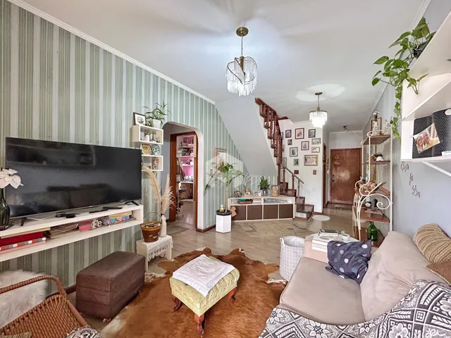 Sala de estar com decoração de parede listrada e piso de madeira.