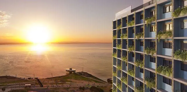 Vista panorâmica do oceano ao pôr do sol em uma área costeira de Lajeado.