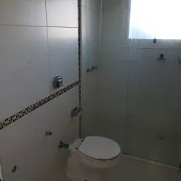 Foto de um banheiro com vaso sanitário branco.