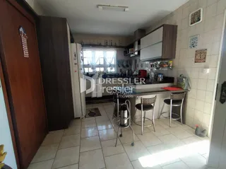 A foto mostra o interior de uma sala com piso de cerâmica e armários embutidos.