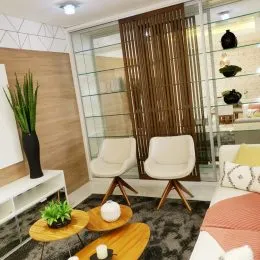 Sala de estar com painéis de madeira e portas de vidro grandes.