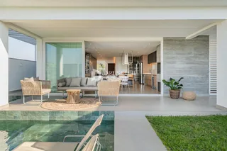 Vista da área externa de uma residência moderna com piscina e deck em Lajeado, Brasil.