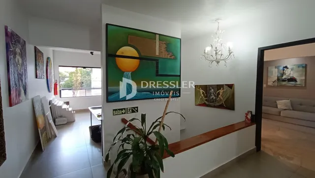 Ambiente interno com pintura e decoração na sala de um imóvel.