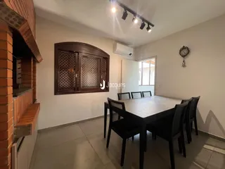 Foto de uma sala de jantar com mesa e cadeiras em um imóvel no Brasil.