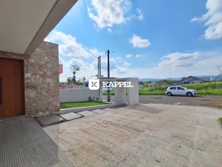 Vista externa da propriedade mostrando a fachada e a área de acesso.