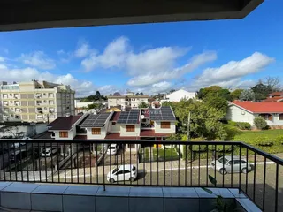 Vista de um imóvel residencial em Lajeado, Brasil, com casas e vegetação ao fundo.