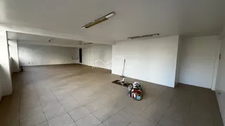 Foto de um ambiente interno amplo com piso de cerâmica e teto de gesso.
