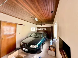 Hall de entrada com piso de cerâmica e teto de madeira.