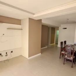 Corredor interno com paredes brancas e piso claro.