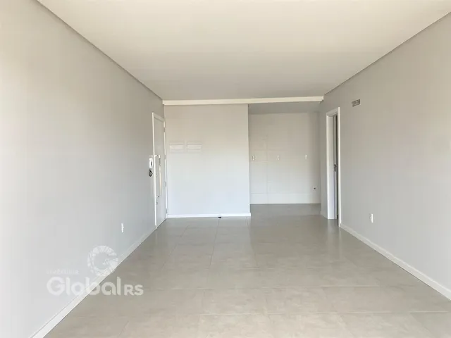 Hall de entrada de uma residência com paredes brancas e piso claro.