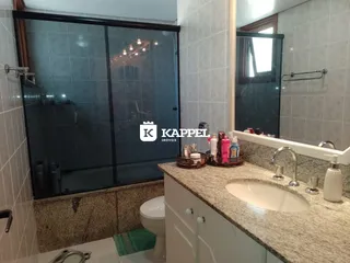 Banheiro com box de vidro e bancada de mármore na propriedade em Lajeado.