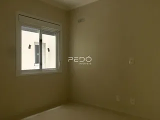 Uma vista de um corredor interno com uma janela.
