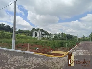 Vista externa de uma propriedade com cerca e vegetação ao ar livre.