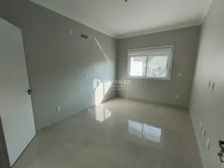 Sala de estar com paredes cinzas e piso claro.