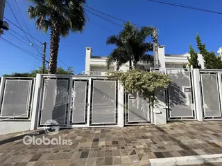 Fachada de uma residência em Lajeado, Brasil, com portão de metal.