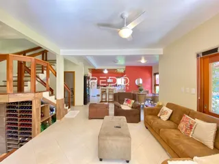 Sala de estar com piso de cerâmica e sofá.