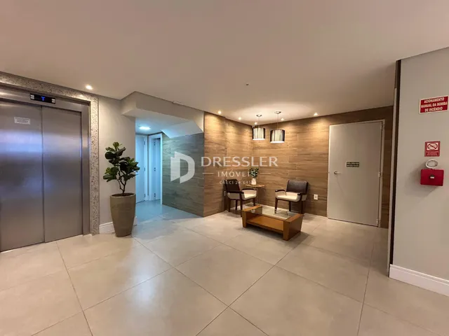 Uma sala de estar moderna com piso de cerâmica e paredes de madeira.