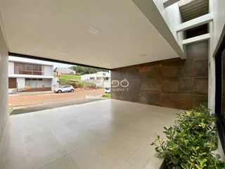 Espaço interno amplo com piso de cerâmica e vista para a área externa.
