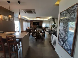 Ambiente interno com piso de madeira e móveis de jantar.