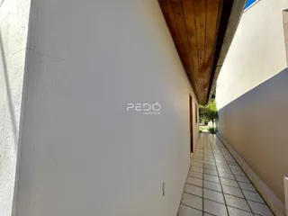 Corredor externo de um imóvel em Lajeado, Brasil.