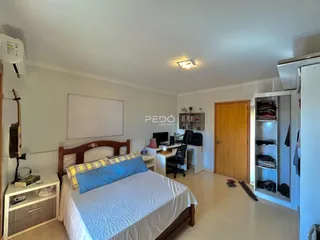 Quarto com cama e armário em ambiente interno