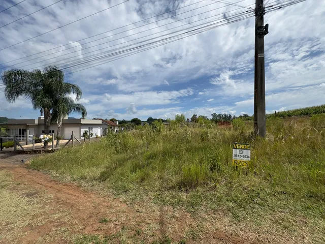Foto da fachada de uma propriedade em Lajeado, Brasil, com vegetação alta no primeiro plano.