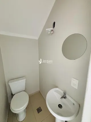 Foto de um banheiro com vaso sanitário e pia.