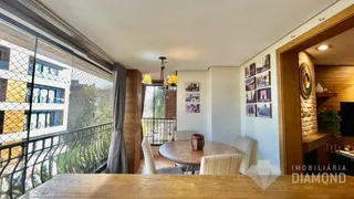 Sala de jantar com vista para a varanda.