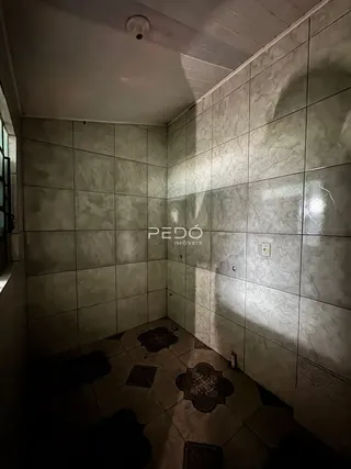 Interior de um ambiente com revestimento de azulejos brancos.