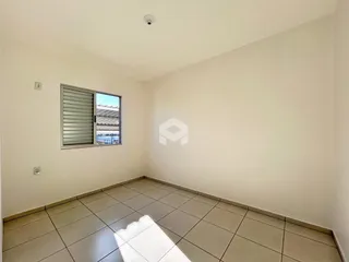 Vista interna de um cômodo com piso de cerâmica e janela.