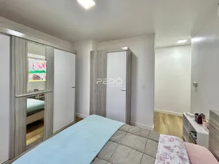 Quarto com armários embutidos e cama em um imóvel em Lajeado.