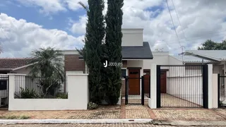 Fachada de uma residência em Lajeado, Brasil, com cerca e portão de ferro.