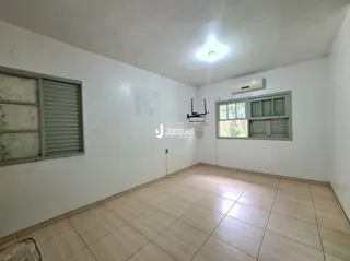 Vista interna de um ambiente com piso de cerâmica e paredes brancas.