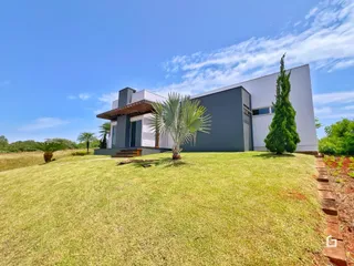 Fachada de uma casa moderna em Lajeado, Brasil, com gramado verde.