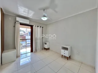Sala de estar com piso de cerâmica e portas de vidro.
