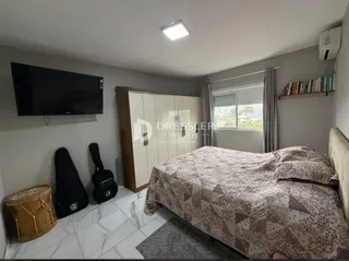 Quarto com cama e armários em um imóvel no Brasil.