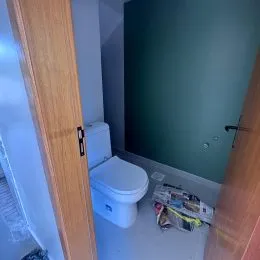 Foto de um vaso sanitário branco em um banheiro.