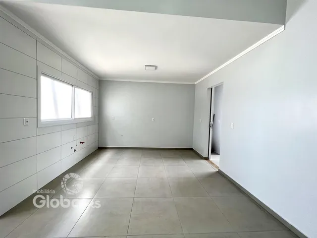 Ambiente interno com paredes claras e piso de cerâmica.