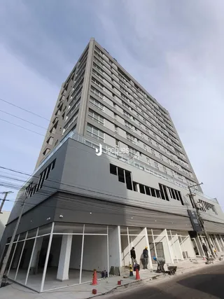 Vista da fachada de um edifício residencial em Lajeado, Brasil, em fase de construção.