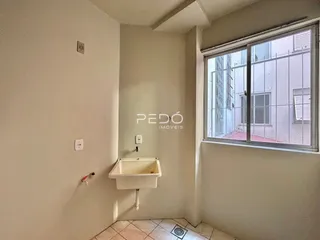Foto do interior de um banheiro com pia e piso cerâmico.